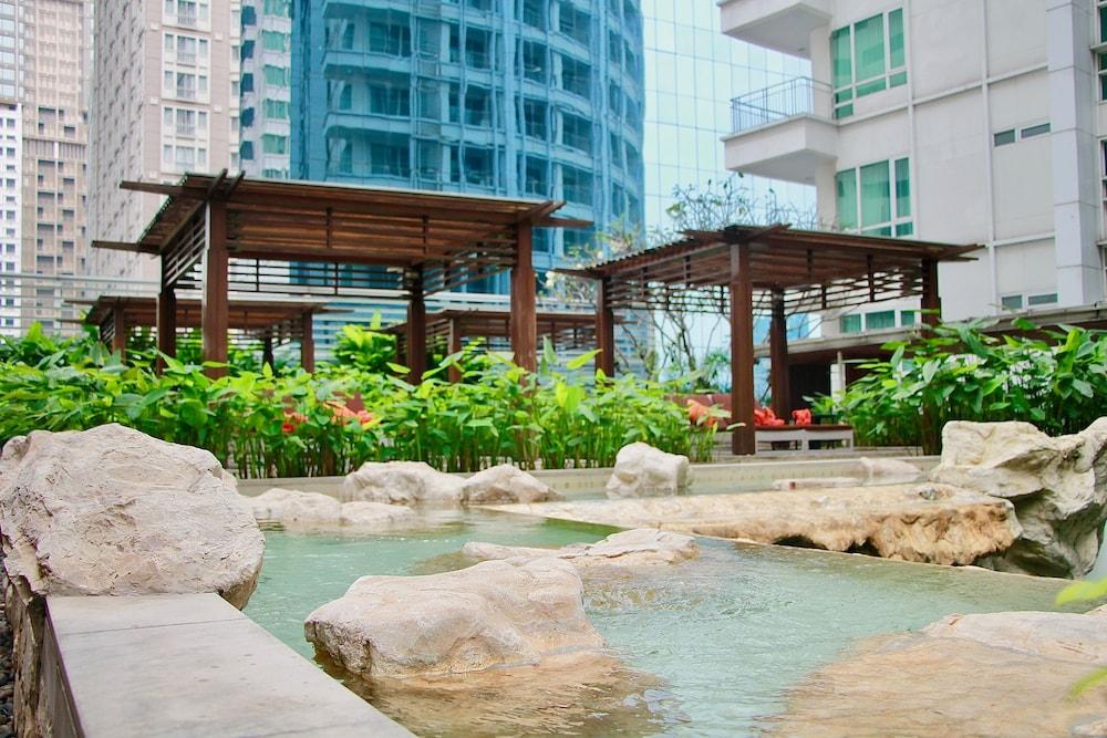 Dusit Suites Hotel Ratchadamri, Bangkok Extérieur photo The Rock Garden