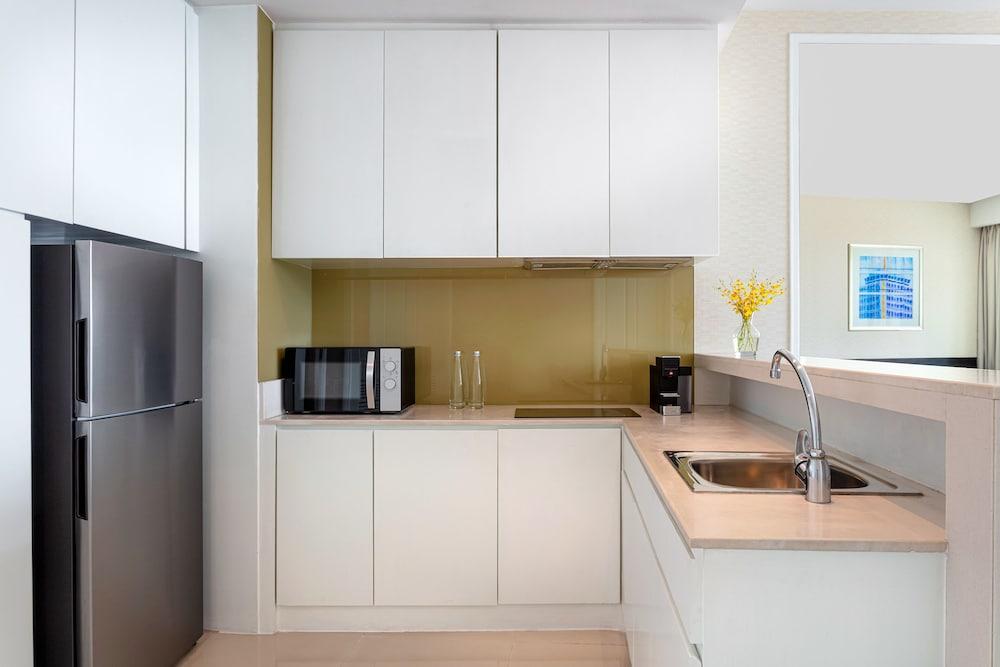 Dusit Suites Hotel Ratchadamri, Bangkok Extérieur photo A typical kitchen in a serviced apartment