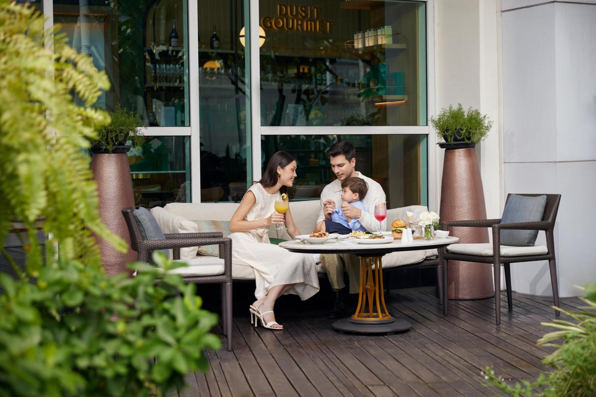 Dusit Suites Hotel Ratchadamri, Bangkok Extérieur photo Family at the pool deck